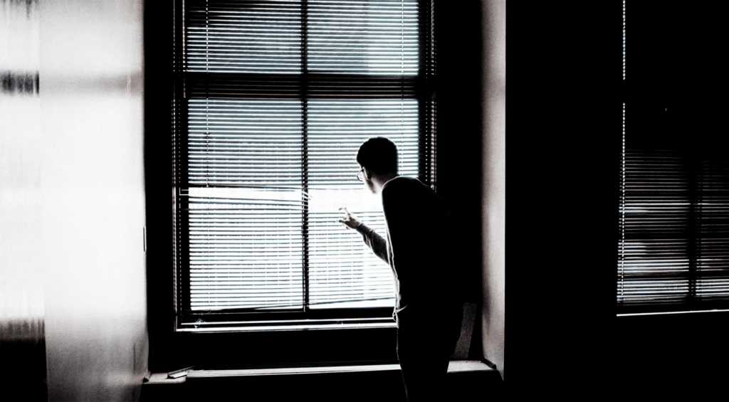 Alleinsein: Mann vor´m Fenster ©codydoherty / Unsplash